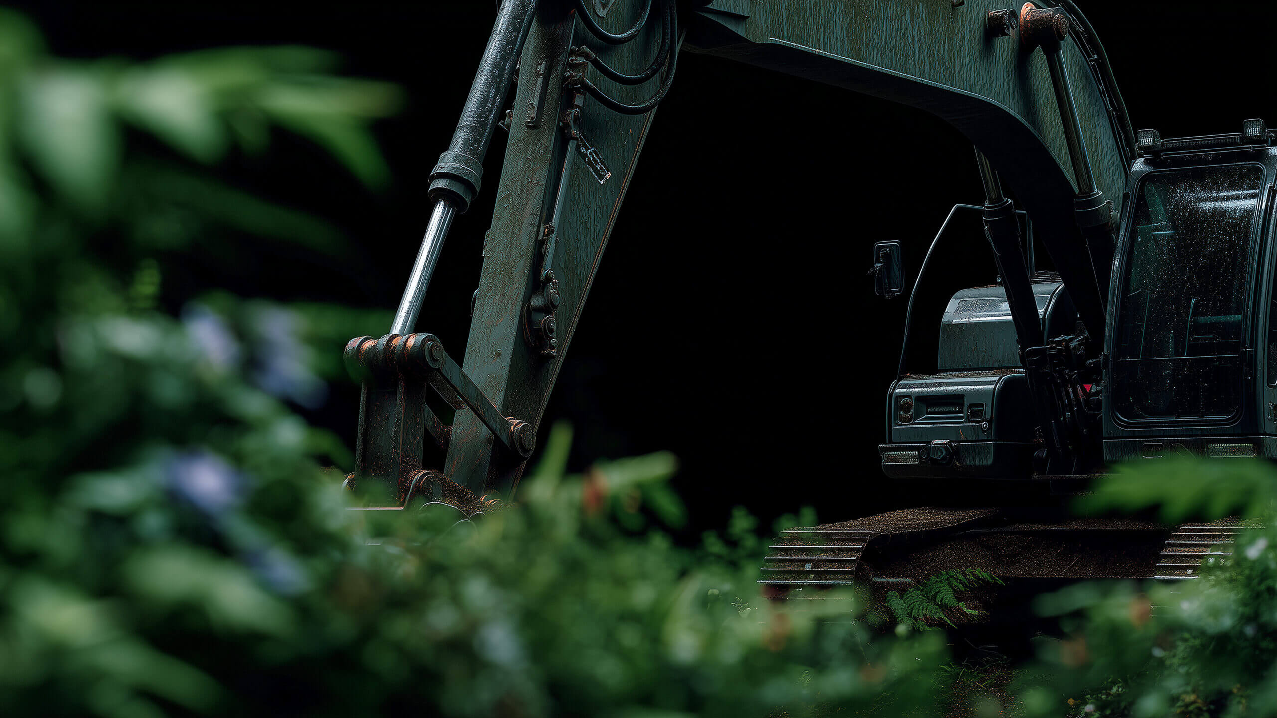Baggerarm im Einsatz zwischen Pflanzen – Baggerarbeiten und Erdaushub im Garten- und Landschaftsbau